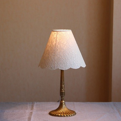 ヨーロッパ輸入　メタル&リネン使用　『ラメ入りシェードテーブルランプ』　シルバー ヨーロッパ輸入メタル&リネン使用『ラメ入りシェードテーブル