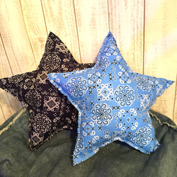 バンダナ柄星クッション☆ネイビー 2枚目の画像