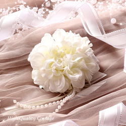軟大麗花和白色珍珠胸花 第2張的照片
