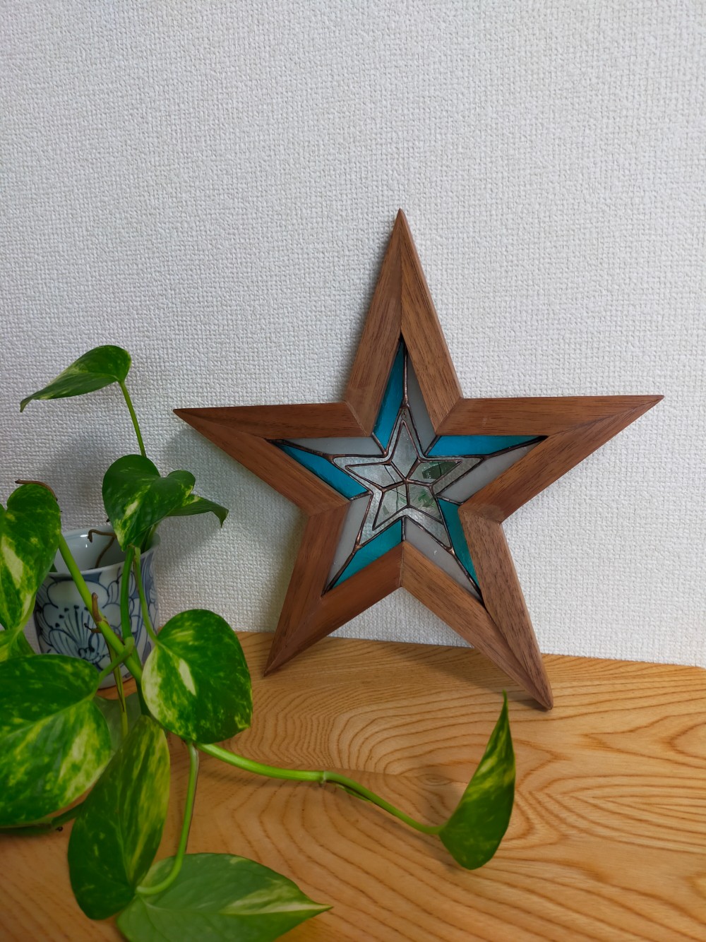 迫力108cm×76cm　静謐な彩りを宿す　ステンドグラス　ディスプレイ 水色のガラスが綺麗な幾何学模様のステンドグラス イギリス