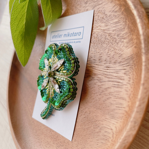 受注製作＊ビーズ刺繍ブローチ【四つ葉のクローバー/グリーン