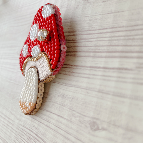 受注製作＊ビーズ刺繍ブローチ【きのこ/ぷちっと一粒ガラス