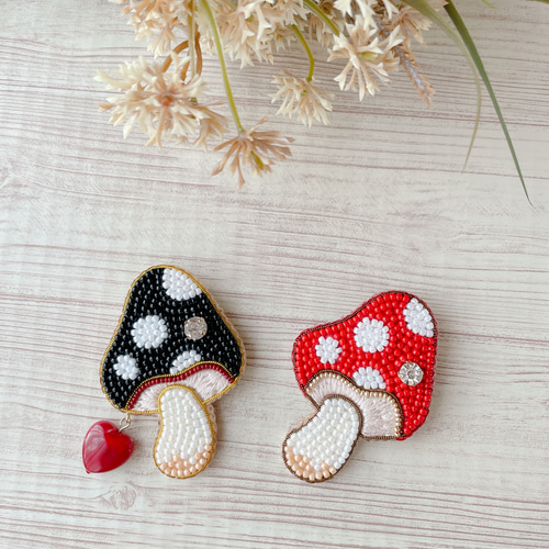 受注製作＊ビーズ刺繍ブローチ【きのこ/ぷちっと一粒ガラス