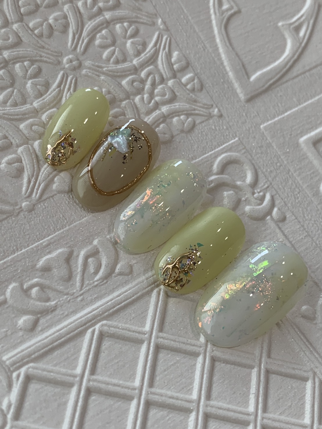 ピスタチオネイル　奥行きニュアンスネイル　大人ホワイトデザイン　キラキラ　ミラー　ミラーネイル