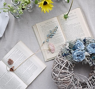 ブルーグレーのオールドローズリース