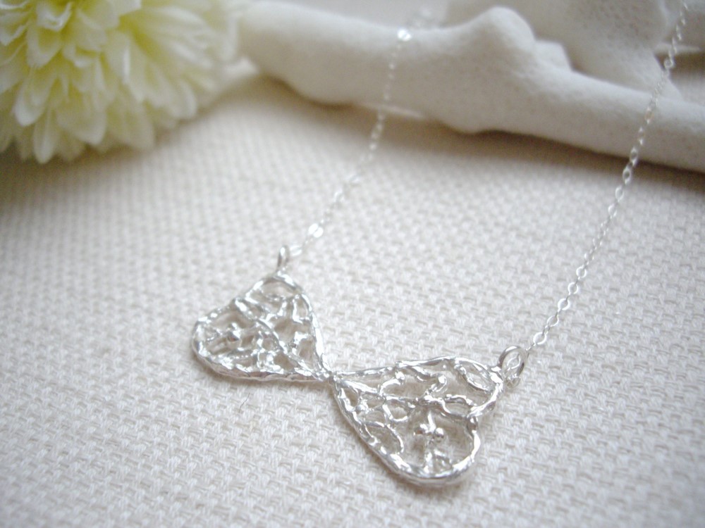 とろけるようなレーシーハートのリボンネックレス  オリジナルキャスト　チェーンネックレス