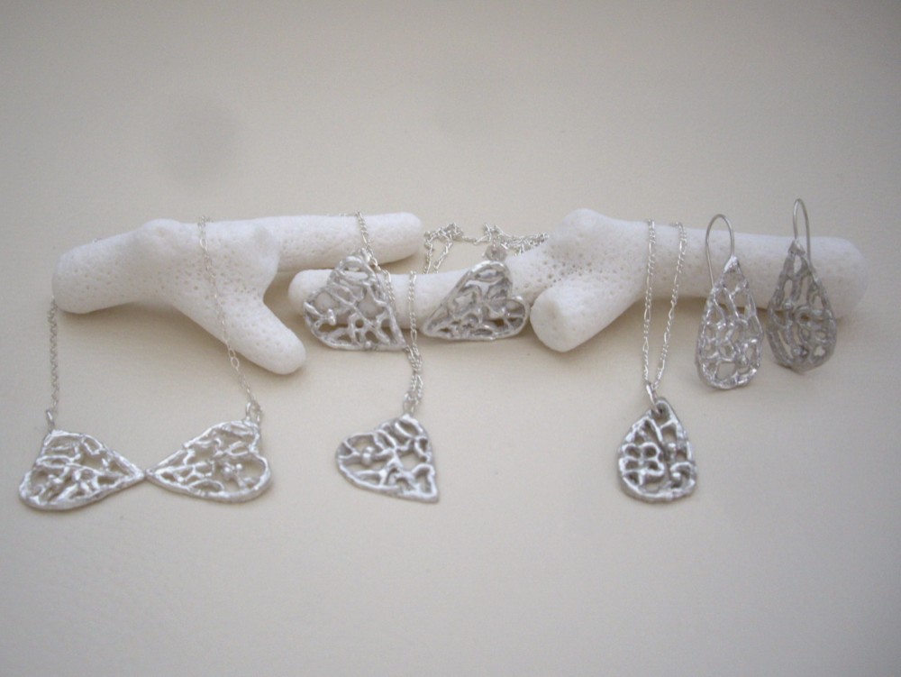 とろけるようなレーシーハートのリボンネックレス  オリジナルキャスト　チェーンネックレス