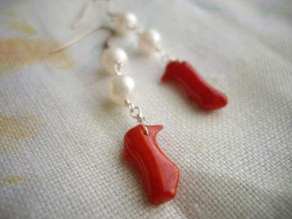 紅色珊瑚和淡水珍珠的長型耳環 （夾式耳環） 第1張的照片