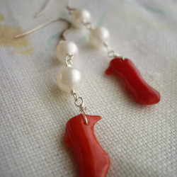 紅色珊瑚和淡水珍珠的長型耳環 （夾式耳環） 第2張的照片