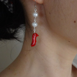 紅色珊瑚和淡水珍珠的長型耳環 （夾式耳環） 第4張的照片