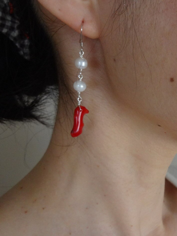 紅色珊瑚和淡水珍珠的長型耳環 （夾式耳環） 第4張的照片
