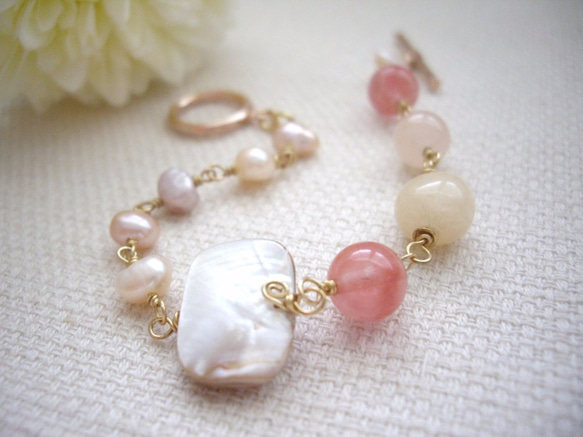 外殼的粉色調及珍珠及寶石手鐲女人味金音 第2張的照片