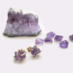 紫水晶粗糙4釘柱狀耳環金色填充柱狀 第2張的照片