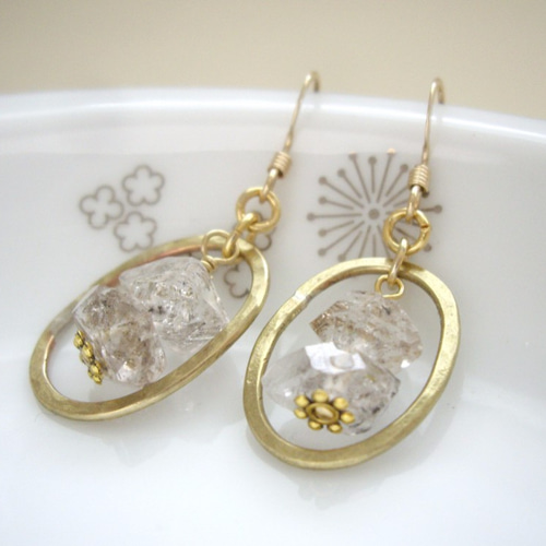 ゴールドループに揺れるハーキマーダイヤモンドピアス（イヤリング  