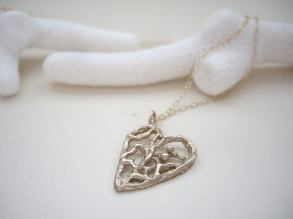 ブロンズゴールドのとろけるようなレーシーハートのネックレス  ゴールドフィルドチェーン