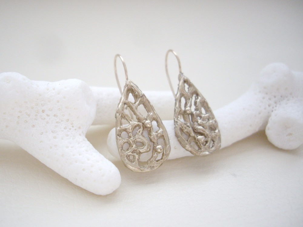 ブロンズゴールドのとろけるようなレーシーピアス　しずく　アーモンド  ゴールドフィルドイヤーワイヤー