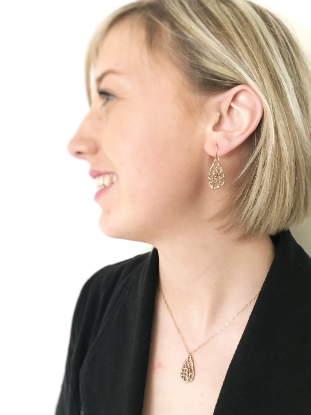 ブロンズゴールドのとろけるようなレーシーピアス　しずく　アーモンド  ゴールドフィルドイヤーワイヤー