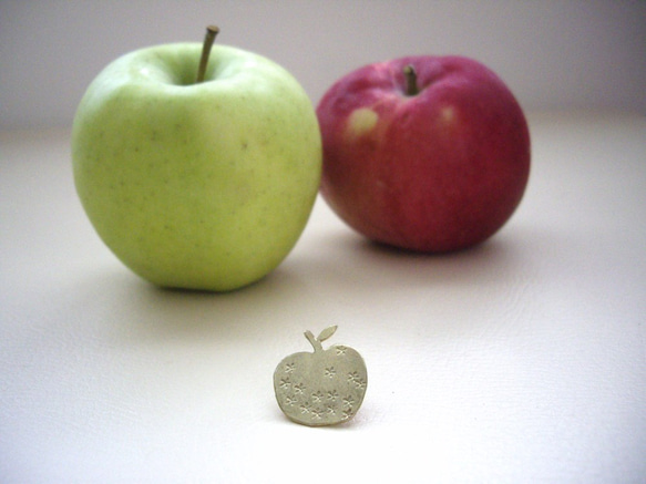 【再販】金のリンゴのピンブローチ　真鍮 1枚目の画像