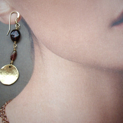 不對稱石榴石耳環（耳環）黃銅金填充耳線 第5張的照片