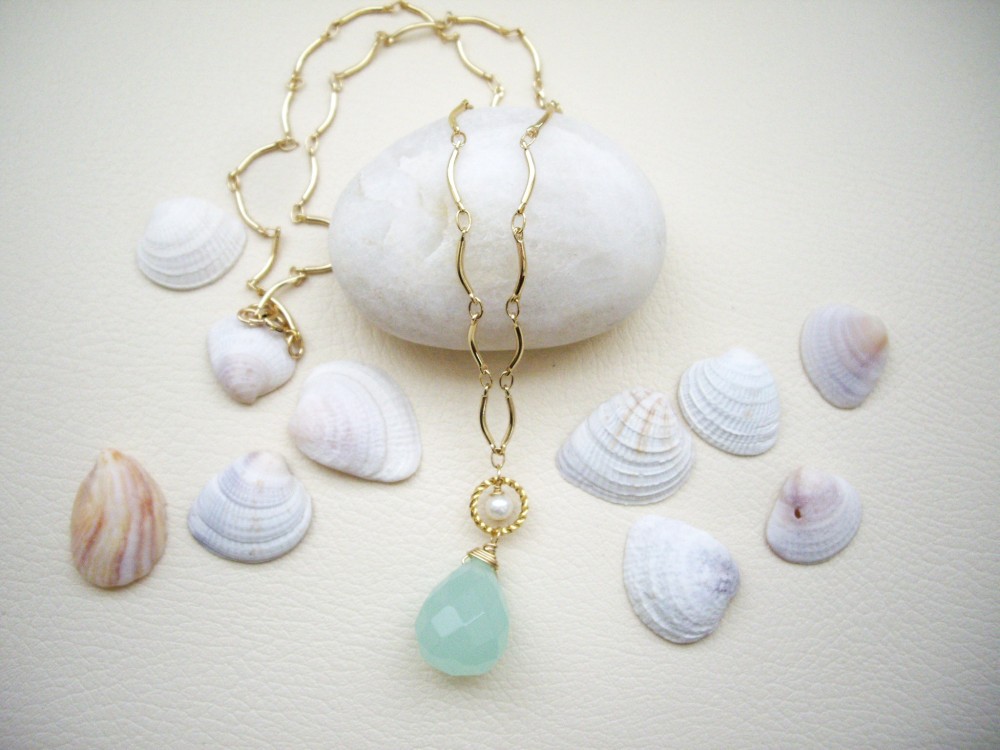 グリーンカルセドニーのしずくネックレス　ゴールドチェーン