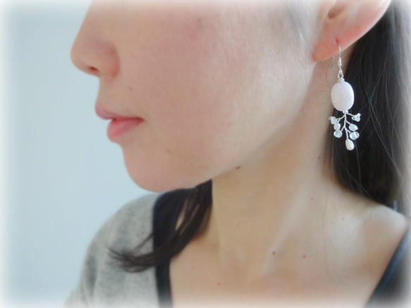 淡粉色天然石和嫩芽的耳環 （夾式耳環） 第2張的照片