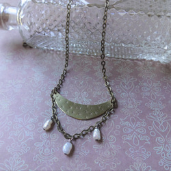 新月和淡水珍珠擺項鍊黃銅仿古青銅 第1張的照片