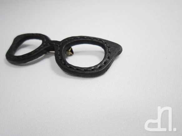 革メガネのブローチ（黒） 1枚目の画像
