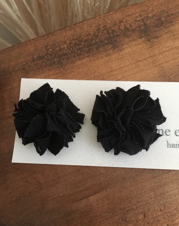 ストレッチリボンde花びらピアス/イヤリング  ブラック 2枚目の画像