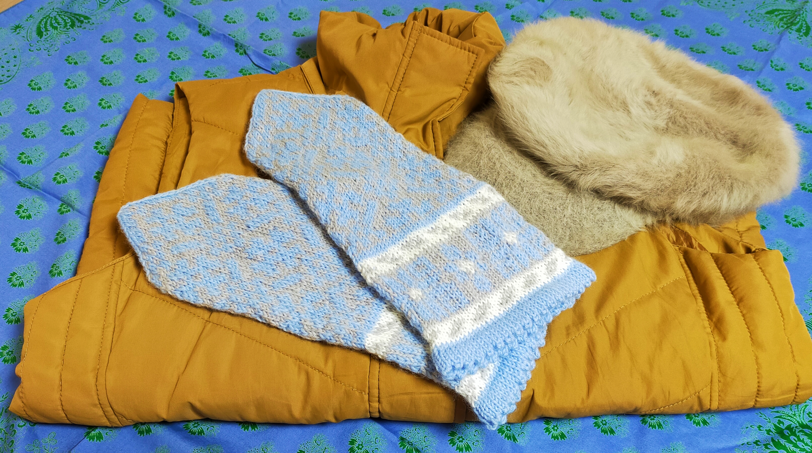 SALE　ウール100%　トンガリ君ミトン