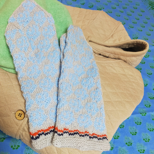 新品未使用品ラトビア製wool100手編み手袋　レディースサイズ　Xmas SALE 手首すっぽりウール100%【ラトビア·ロング·ミトン】手編み手袋