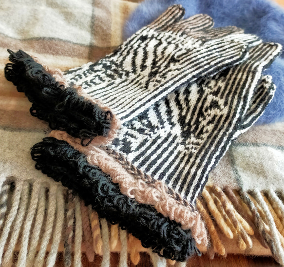 ウール100%メンズ手編み手袋【サファリグローブ縞馬】 1枚目の画像