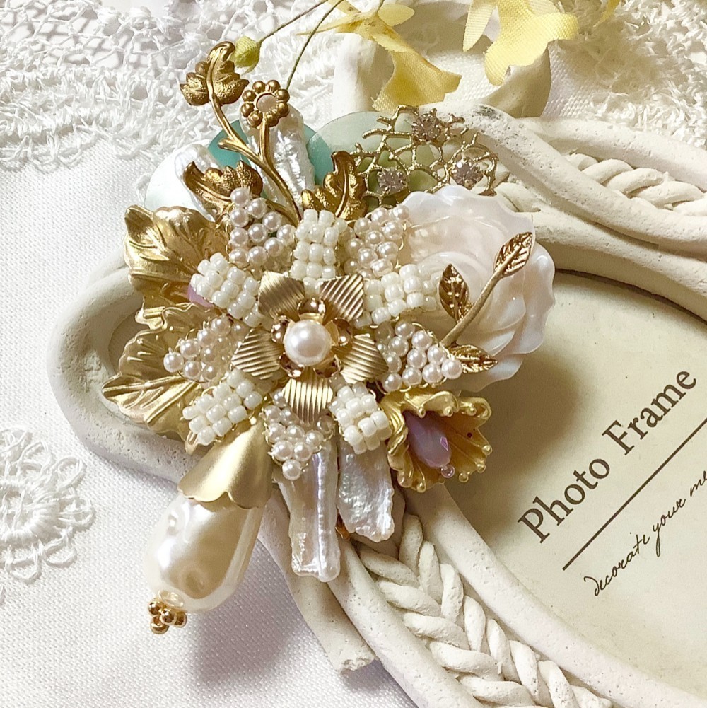 コスチュームジュエリー　ビーズ刺繡のホワイトブローチ