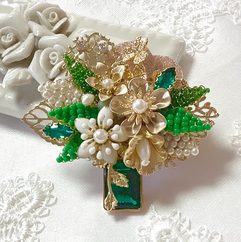 ビーズ刺繡 グリーンのフラワーブローチ