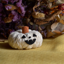 秋のほっこり小さなマクラメかぼちゃ ハロウィンにも♪〈エシカルコットン使用〉 2枚目の画像