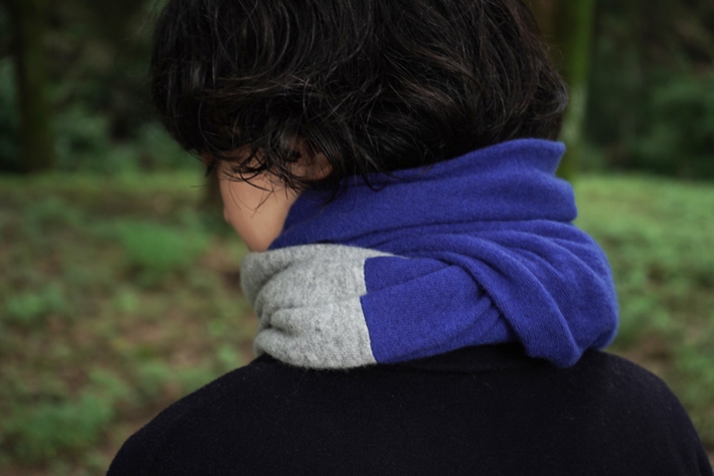 暖をつつむ 純カシミヤのふわふわBi-colorドーナッツスヌード Blue/Gray