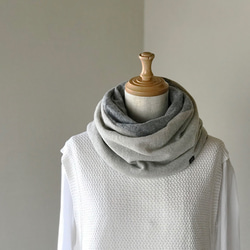 Pure Cashmere Twist Reversible Snood Triad 灰色/灰色/海軍藍 第1張的照片