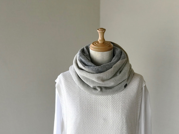 Pure Cashmere Twist Reversible Snood Triad 灰色/灰色/海軍藍 第1張的照片