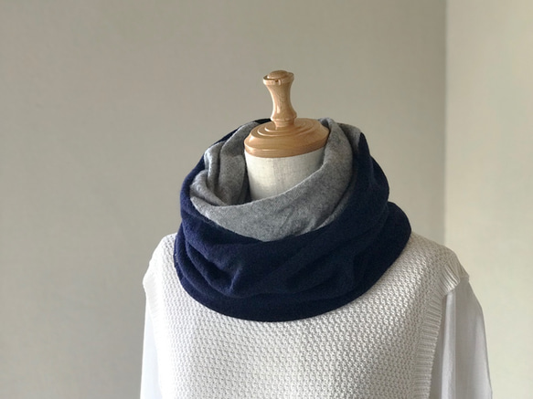 Pure Cashmere Twist Reversible Snood Triad 灰色/灰色/海軍藍 第5張的照片