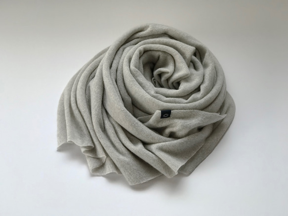 温度を纏う 純カシミヤのふわふわショールストール　グレージュ 5枚目の画像