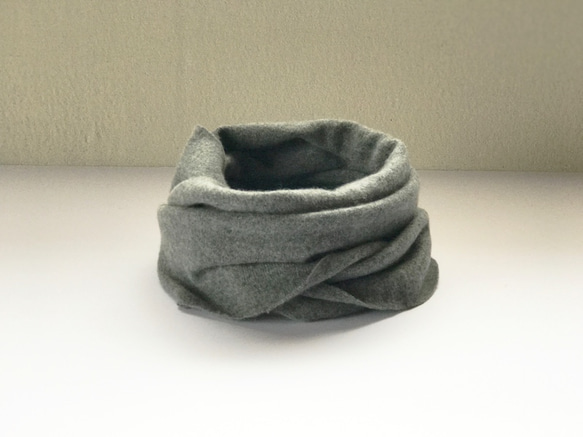 ふわふわ　カシミヤのスヌード　Medium Grey 1枚目の画像