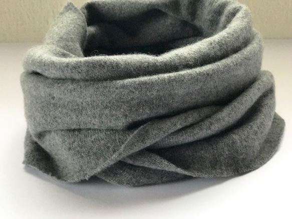 ふわふわ　カシミヤのスヌード　Medium Grey 2枚目の画像