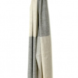 尾州織り カシミヤリネンのボーダー柄ストール 大柄　メランジグレー×ナチュラル 2枚目の画像