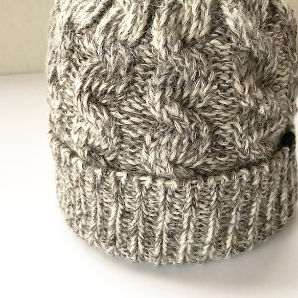 アランケーブル模様のぽっこりニット帽 (ベージュ杢×ナチュラル杢） 2枚目の画像