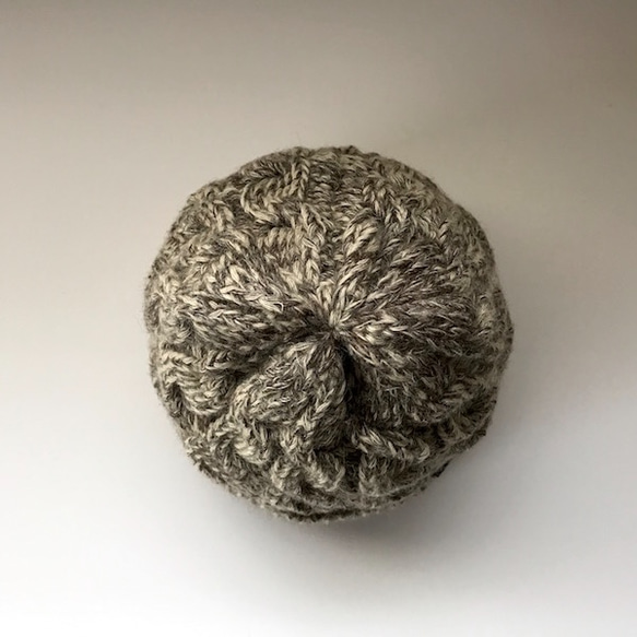 アランケーブル模様のぽっこりニット帽 (ベージュ杢×ナチュラル杢） 3枚目の画像