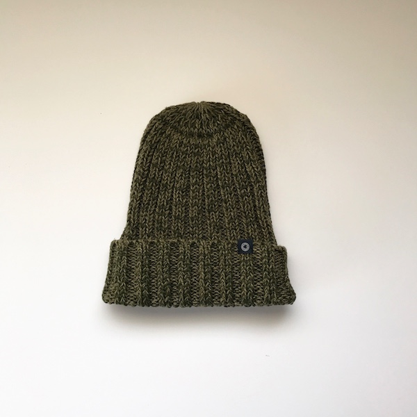 手横編機で作った・ローゲージニット帽 　カーキ