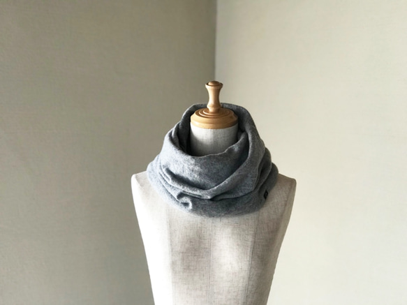 純羊絨蓬鬆可逆麻花圍巾穿著溫度 灰色/木炭 第4張的照片