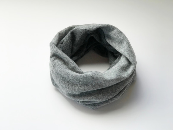 温度を纏う 純カシミヤのふわふわリバーシブルねじりスヌード  Gray/Charcoal 5枚目の画像