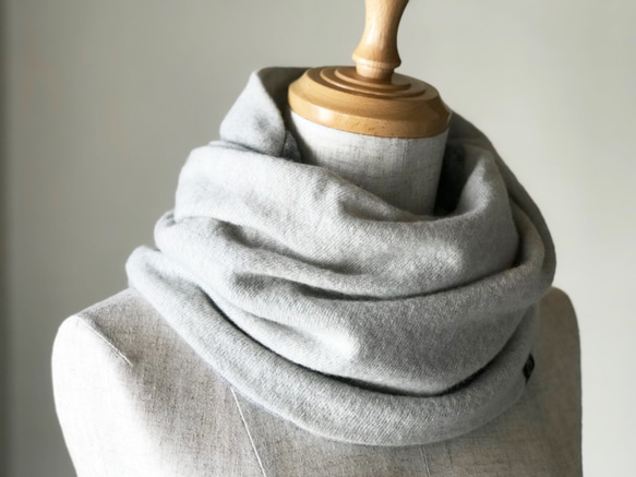 温度を纏う 純カシミヤのふわふわリバーシブルねじりスヌード  Oatmeal/Gray 1枚目の画像