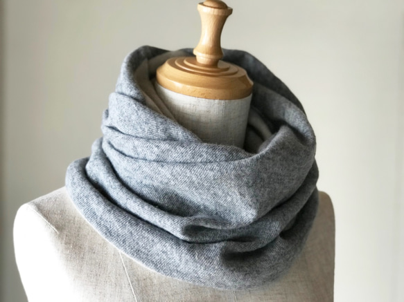 純羊絨蓬鬆可逆麻花圍巾穿著溫度 燕麥色/灰色 第2張的照片