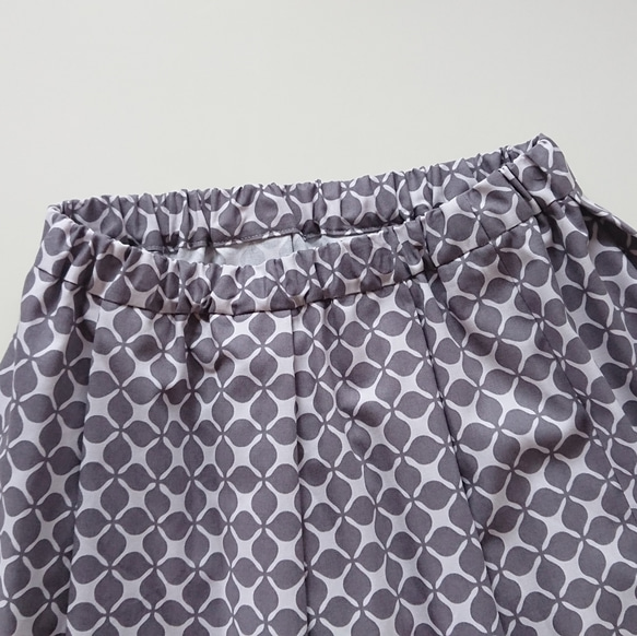 すっきりシルエットのタックギャザースカート　抽象的なフラワープリント グレー コットン100% 5枚目の画像